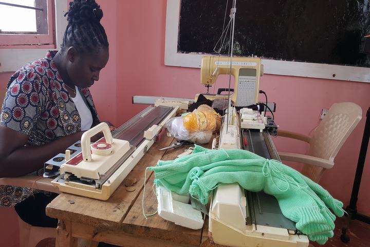 KUFUMA MASWETA YA SHULE NA DIZAINI ZINGINE, SOKSI, KOFIA, SCARF KWA MASHINE